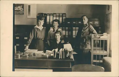 Echtfoto Privatfoto Personen Gruppe im Büro, Büroarbeit, Beruf 1914 Privatfoto