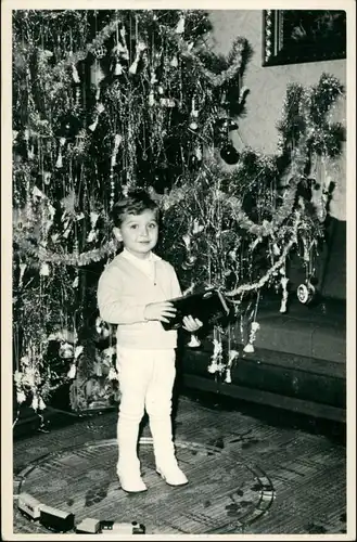 Junge mit Spielzeug Auto und Eisenbahn vor Weihnachtsbaum 1953 Privatfoto