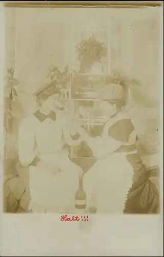 Frau mit Soldatenmütze beim Weintreinken gel. Hamm Westfalen 1909 Privatfoto