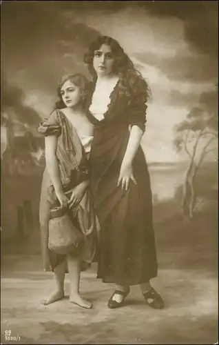 Ansichtskarte  Erotik zwei Junge Frauen Fotokunst 1910