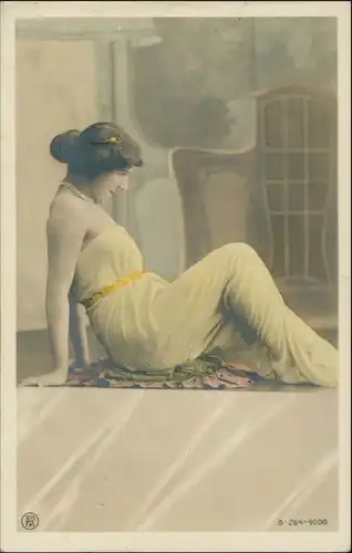 Menschen / Soziales Leben - Erotik (Nackt - Nude) Frau lassiv im Gewande 1909