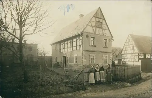 Ansichtskarte Lunzenau Frauen vor Fachwerkhaus 1910