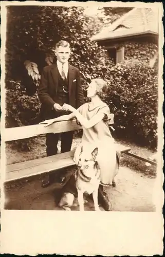 Frau auf Bank und Mann in Anzug mit Schäferhund 1927 Privatfoto