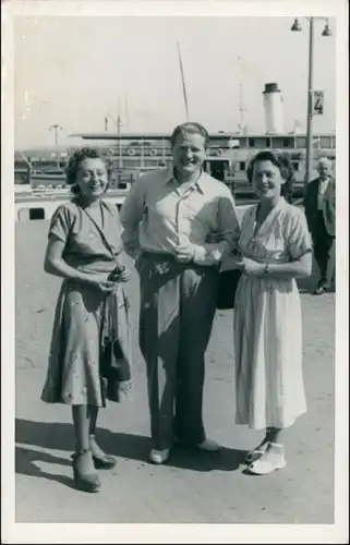 Foto  Mann mit zwei Frauen posiert vor Dampfer 1956 Privatfoto