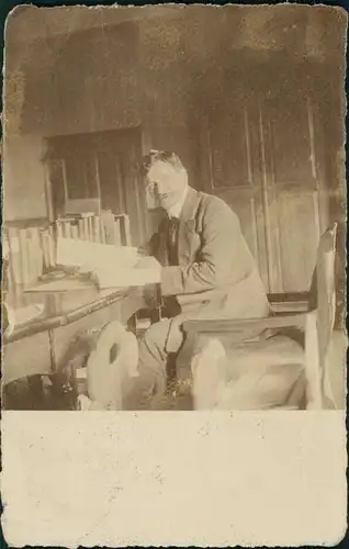 Menschen Soziales Leben Mann bei Schreibtischarbeit, Berufsbild 1913 Privatfoto