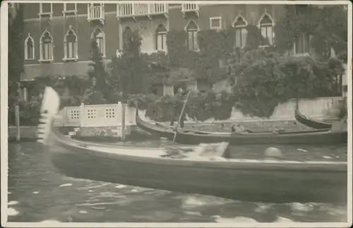Echtfoto-AK kleine Boote Fahrt (eventuell Venedig Gondelboote) 1930 Privatfoto