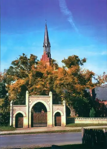 Ansichtskarte Basedow (Mecklenburg) Friedhofstor, Kirchturm 2000