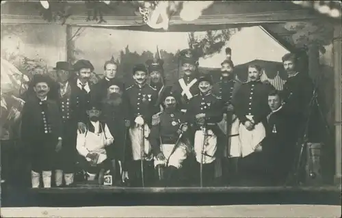 Gruppenbild Soldatengruppe Männer in Uniform, Echtfoto-Postkarte 1910 Privatfoto
