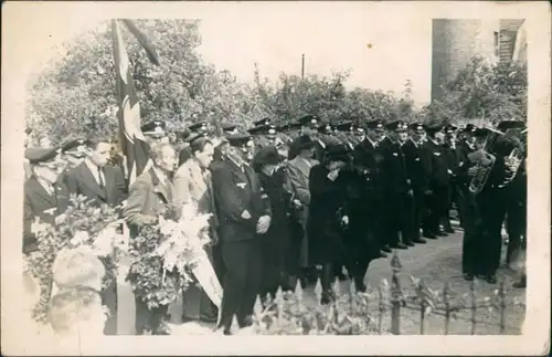 Privatfoto Militär Gruppe bei einer Beerdigung, Friedhof 1940 Privatfoto