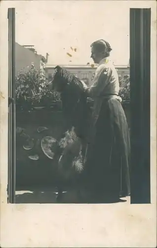 Original Foto-AK Frau mit Hund auf Balkon eines Privatwohnhauses 1930 Privatfoto