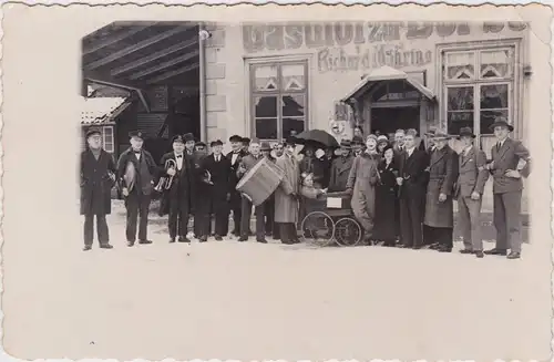 Ansichtskarte  Zirkusgruppe vor Gasthof - Privataufnahme 1930 Privatfoto