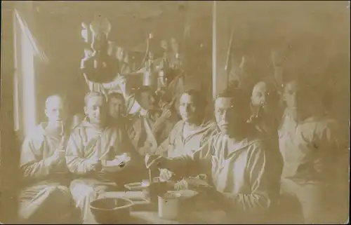 Militär  1.WK (Erster Weltkrieg) Soldaten im Unterstand 1916 Privatfoto