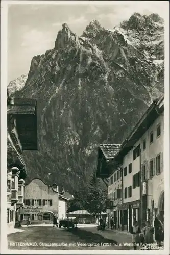 Mittenwald Strassen Partie mit Personen an der "Bücherstube" (Geschäft) 1934