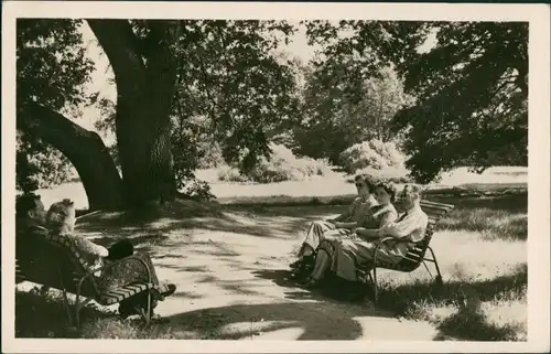 Postcard Vráž u Písku Sanatorium Roh Antonina, Personen auf Bank 1957