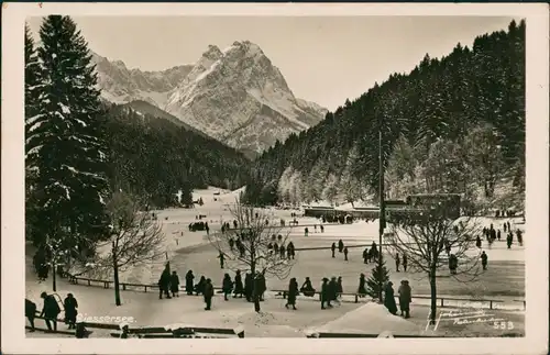 Garmisch-Partenkirchen Rissersee zugefroren im Winter, Personen tummeln  1937