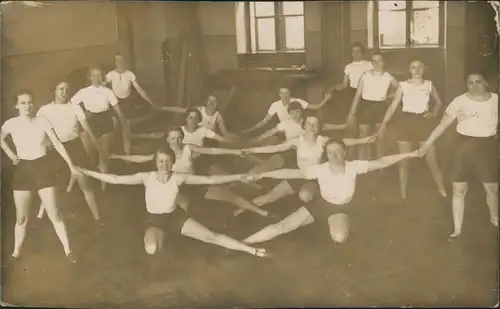 Foto  Turnerinnen in der Halle 1917 Privatfoto
