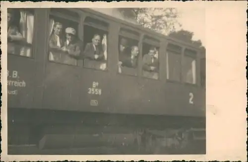 Ansichtskarte  Männer schauen aus Waggon Eisenbahn Österreich 1930