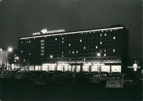 Magdeburg Interhotel International Auto Parkplatz Gebäude  Nachtansicht  1970