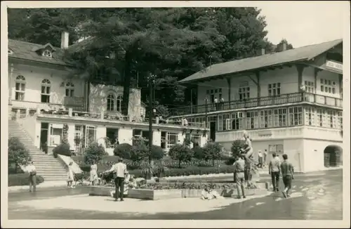Postcard Szczawnica Platz mit Menschen, Fahrräder 1959