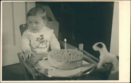 Foto  Kind Foto erster Geburtstag, Torte, Hochstuhl 1950 Privatfoto