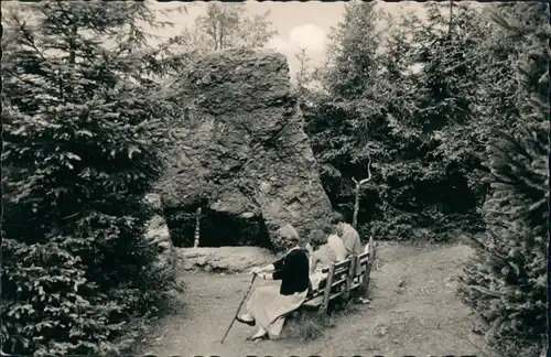 Gießübel-Schleusegrund Partie am Nadelöhr mit Personen auf einer Bank 1965/1960