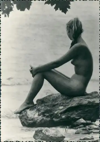 Erotik Erotika nackte Frau auf Felsen Strand Fotokunst 1959 Privatfoto