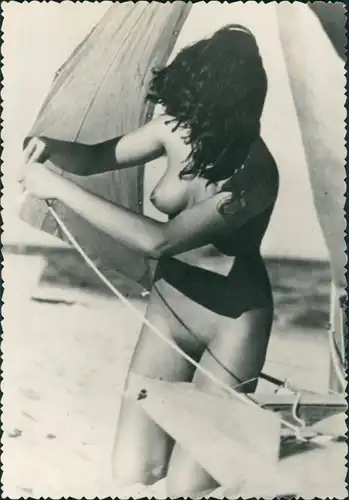 Erotik Erotika nackte Frau am Segelboot Fotokunst Nude 1959 Privatfoto