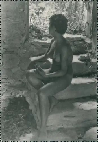 nackte Frau auf Steintreppe Erotik Erotika Nude Fotokunst 1959 Privatfoto