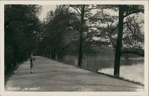 Postcard Třeboň Na Hrazi, Wald Weg am See mit Frau, Echtfoto-AK 1940