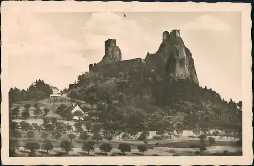 Rowensko bei Turnau Rovensko pod Troskami Hrad Burg Ruine Trosky Burgruine 1947