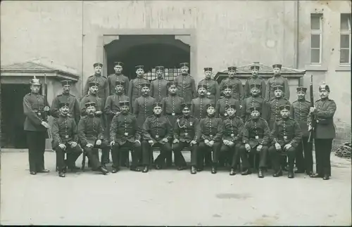 Lahr (Schwarzwald) WK1 Soldaten Pickelhabe vor der Kaserne 1915 Privatfoto