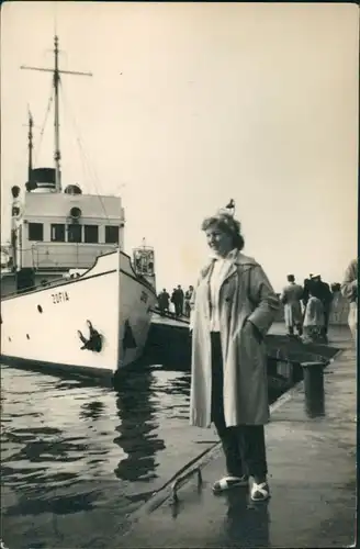 Frau posiert vor Schiff "ZOFIA" (Ort, Hafen unbekannt) 1960 Privatfoto