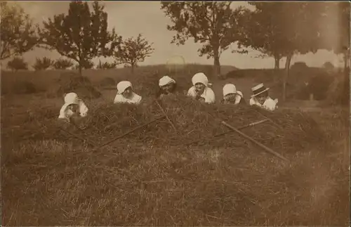 Fotokunst Fotomontage Rast Pause Arbeiter i.d. Landwirtschaft 1920 Privatfoto