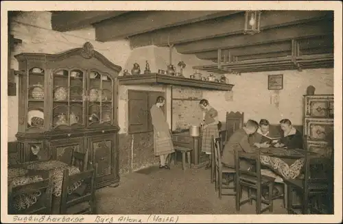 Ansichtskarte Altena Jugendherberge Burg Altena Personen im Tagesraum 1930