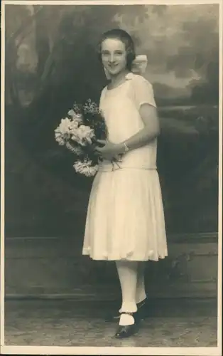 Echtfoto Junge Frau im Kleid, Konfirmation, Fotokunst 1920 Privatfoto