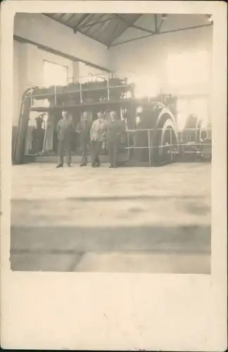 Fabrik Männer vor Maschine, Technik Privatfoto Echtfoto-AK 1920 Privatfoto