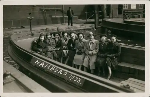 Altona-Hamburg Hafen Barkasse Personengruppe im Boot Echtfoto-AK 1938