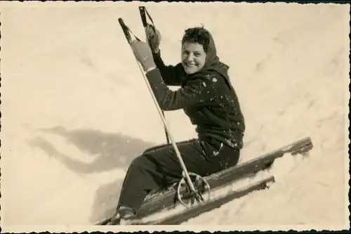 Foto Riezlern-Mittelberg Frau beim Skifahren 1953 Privatfoto
