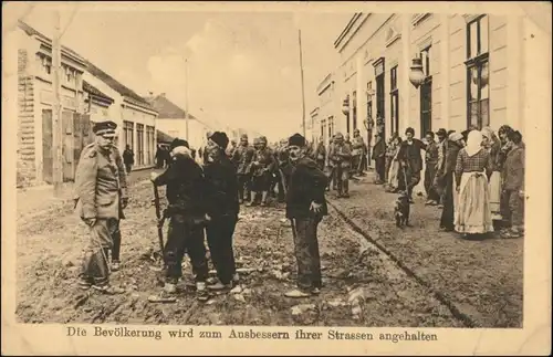 Ansichtskarte  Osteuropa Bevölkerung beim ausbessern der Straße 1915