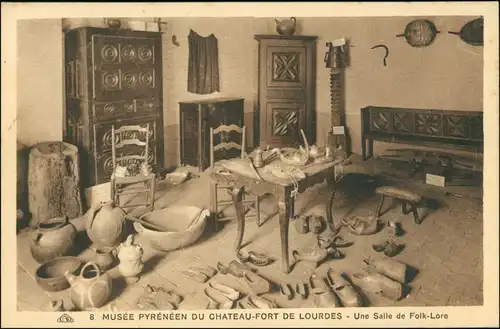 Lourdes Lorda Une Salle de Folk-Lore Musée Pyrénén Chateau-Fort 1928