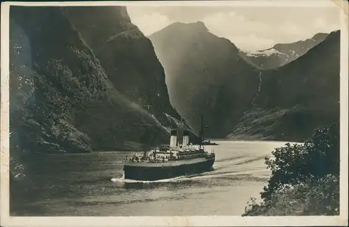Postcard Norwegen Allgemein Dampfer passiert norwegischen Fjord 1927