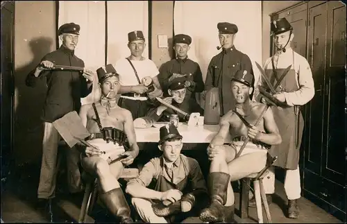 Foto  Soldaten auf der Stube Scherzkarte, WK1 1916 Privatfoto
