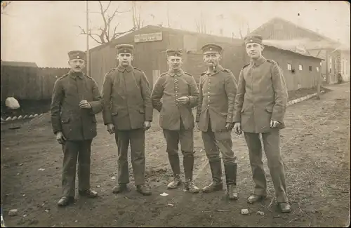 Foto  Soldaten vor der Krankensammelstelle - WK1 1916 Privatfoto