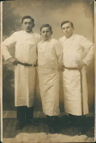 Menschen Soziales Leben Gruppenfoto in Arbeitskleidung 1920 Privatfoto