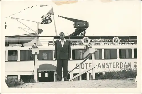 Mann, Fahrgast posiert vor Schiff, kleines Fahrgastschiff 1960 Privatfoto