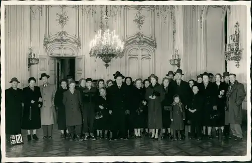 Ansichtskarte Hietzing-Wien Schloss Schönbrunn Besucher Gruppenfoto 1950