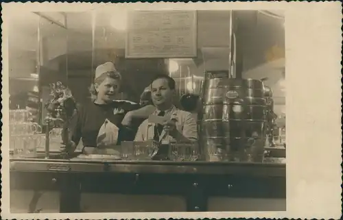 Pilsen Plzeň  Kellnerin mit Wirt am Ausschank Kneipe Bierfass 1940 Privatfoto