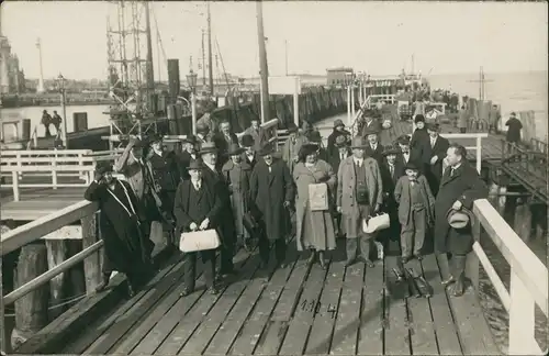 Menschen Soziales Leben Gruppenfoto Reisegruppe Hafen Schiff 1930 Privatfoto