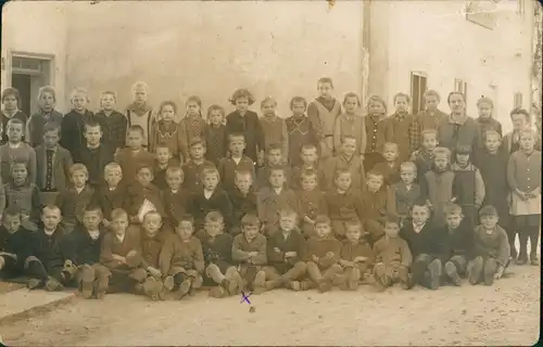 Menschen Kinder (ev. Schule) Gruppenfoto   1910 Privatfoto  Fotograf Gebhardt aus Peuerbach