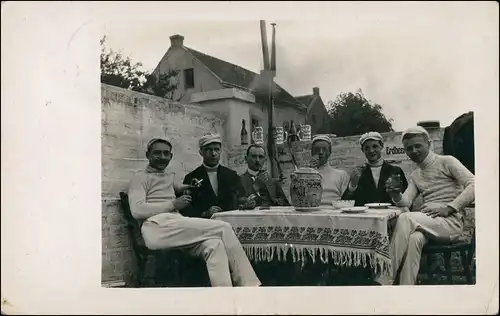 Foto Wesseling Junge Männer Erdbeerbowle - Haus 1913 Privatfoto